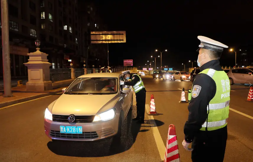 汽车撞违停法拉利-法拉利豪车被拖车！撞击现场曝光，路人围观瞬