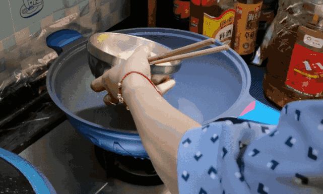粘锅的锅怎么样才能不粘锅_粘锅后的焦黑怎么处理_阿sue的不粘锅