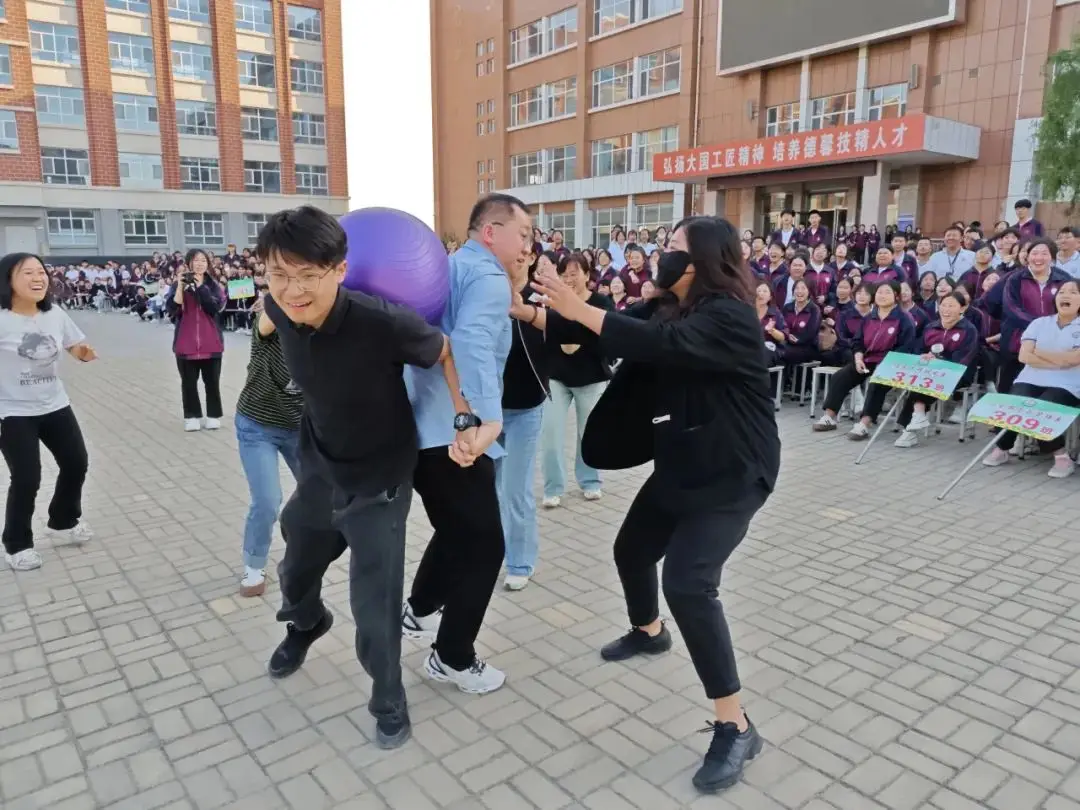 小班体育《两人三足》教案_小班体育两人三足教案反思_小班游戏教案两人三足